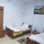 Split Rock بيت شباب