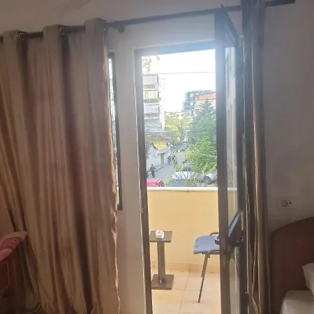 Split Rock Vandrarhem Tirana