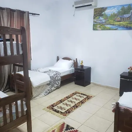 Split Rock Hostel Τίρανα