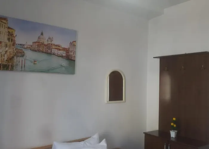 Split Rock Hostel Tiran