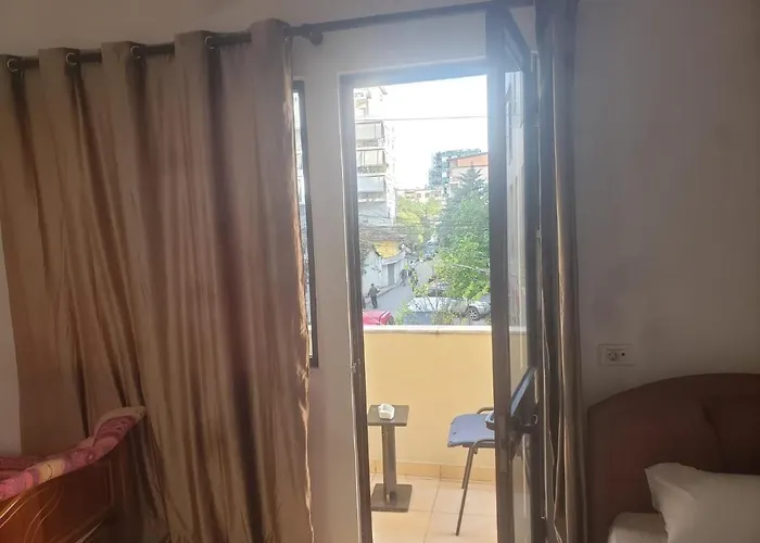 Split Rock Hostel Tiran